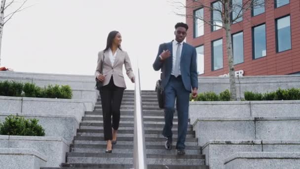 Zakenman Zakenvrouw Lopen Buiten Kantoor Weg Naar Het Werk Neergeschoten — Stockvideo