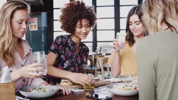 四个女性朋友在餐馆吃饭 动作缓慢 — 图库视频影像