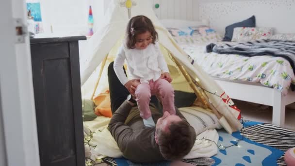 Pai Solteiro Jogando Jogo Com Filha Tenda Den Quarto Casa — Vídeo de Stock