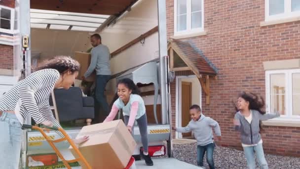 Família Parte Trás Caminhão Remoção Caixas Descarga Nova Casa Dia — Vídeo de Stock