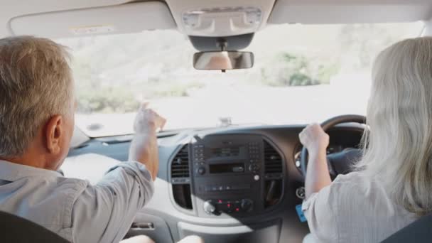 Ver Dentro Carro Como Casal Sênior Dirigir Para Destino Férias — Vídeo de Stock