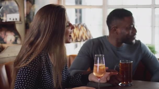 Vänner Träffas För Lunchdrinkar Traditionell Engelsk Pub Fotograferad Slow Motion — Stockvideo