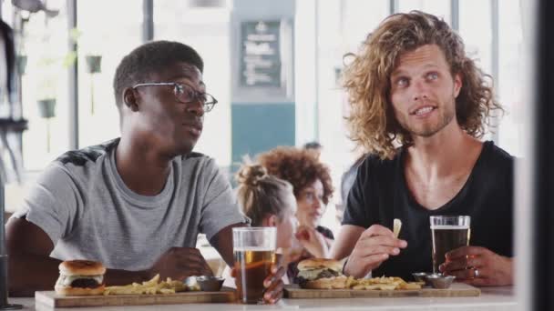 Dois Amigos Sexo Masculino Sentados Bar Comendo Refeição Fazendo Brinde — Vídeo de Stock