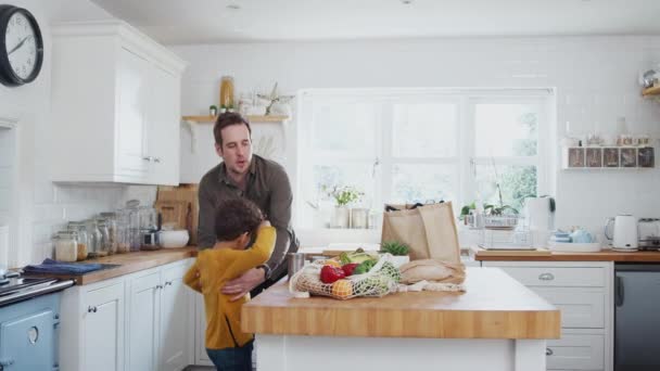 Vader Zoon Terug Naar Huis Van Winkelen Uitpakken Boodschappen Plastic — Stockvideo