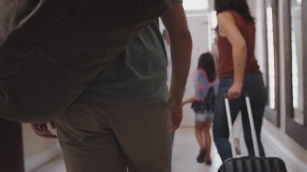 フロントドアを開けて休暇に出発する荷物を持つ家庭での世代間家族の後部ビュー スローモーションで撮影 — ストック動画