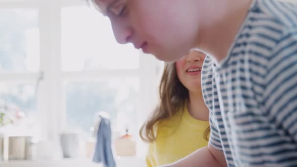 Genç Downs Sendromu Çifti Mutfakta Birlikte Kek Pişirmek Için Gerekli — Stok video