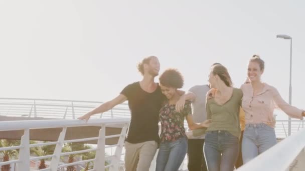 Bir Grup Arkadaş Ağır Çekimde Parlayan Güneşe Karşı Şehir Köprüsünde — Stok video