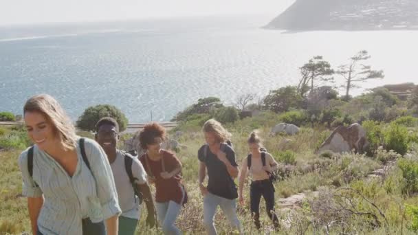 一群年轻的朋友在美丽的乡间小径上爬上悬崖 慢动作射击 — 图库视频影像