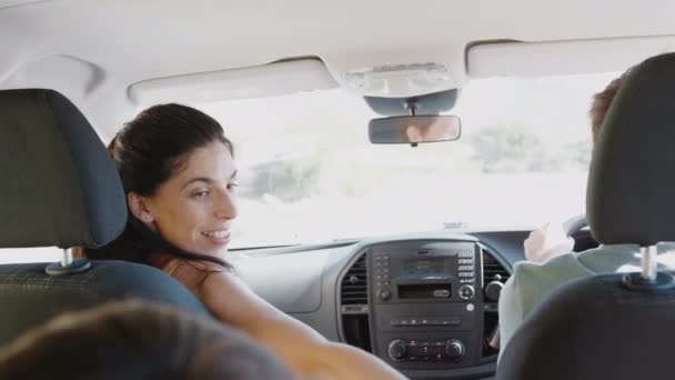 Familia Coche Viaje Carretera Con Madre Girando Para Hablar Con — Vídeo de stock