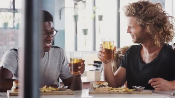 Dos Amigos Varones Sentados Bar Comiendo Haciendo Brindis Con Cerveza — Vídeos de Stock