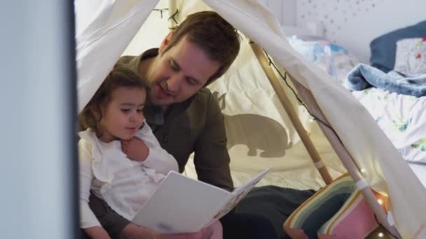 Alleinerziehender Vater Liest Tochter Zelthöhle Heimischen Schlafzimmer Vor Zeitlupe Gedreht — Stockvideo