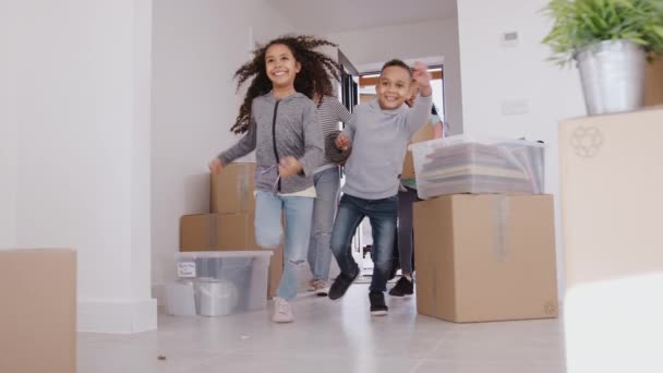 Spannende Familie Draagt Dozen Een Nieuw Huis Het Verplaatsen Dag — Stockvideo