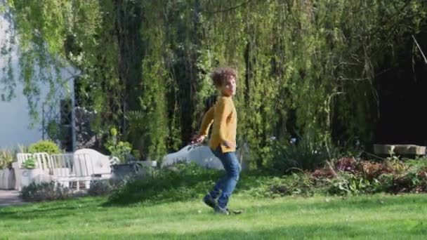 Joven Niño Pateando Pelota Fútbol Jardín Casa Disparo Cámara Lenta — Vídeos de Stock