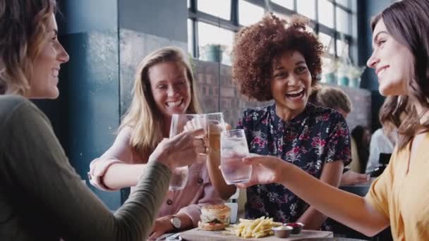 Четыре Подруги Произносят Тост Вином Встречаются Обедом Ресторане Выстрел Замедленной — стоковое видео