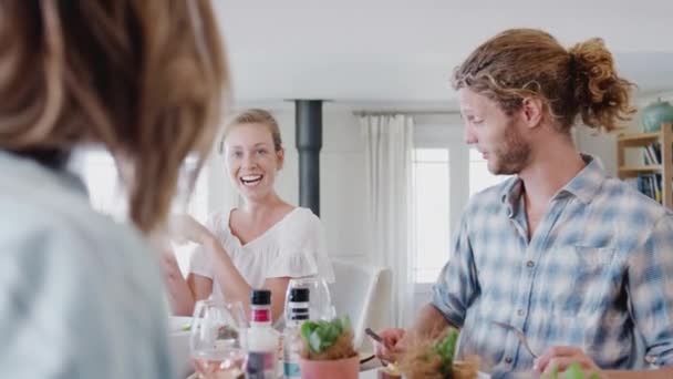 Kelompok Teman Teman Duduk Meja Rumah Menikmati Makan Bersama Sama — Stok Video