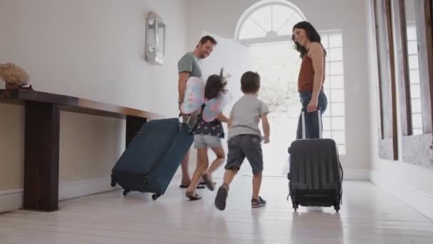 Visão Traseira Família Casa Com Porta Frente Abertura Bagagem Partida — Vídeo de Stock