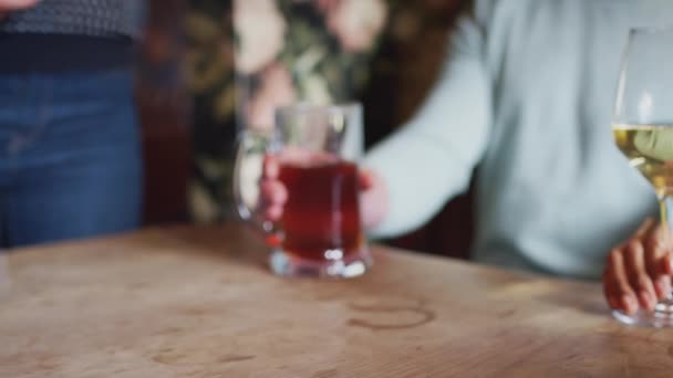 Närbild Kunden Att Göra Kontaktlös Betalning För Faktura Bar Skott — Stockvideo