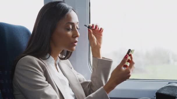 Empresaria Sentada Tren Viajando Trabajo Maquillándose Usando Teléfono Móvil Como — Vídeo de stock