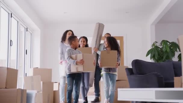 Familia Emocionada Llevando Cajas Casa Nueva Moverse Día Disparo Cámara — Vídeos de Stock