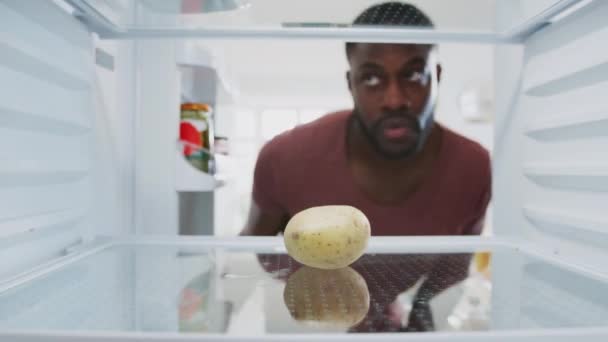 男人打开车门 捡起土豆 然后失望地关上车门 从空冰箱里往外看 — 图库视频影像