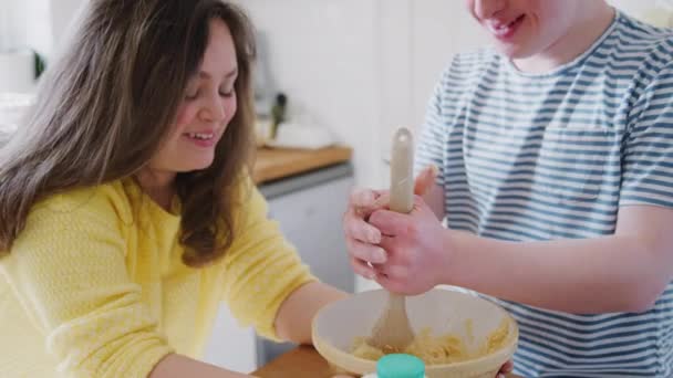 Jeune Couple Downs Syndrome Dans Cuisine Maison Mélangeant Les Ingrédients — Video