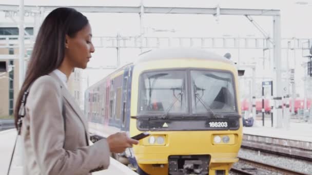 Бізнес Леді Бізнесмен Стоїть Залізничній Платформі Щоб Працювати Використанням Мобільного — стокове відео