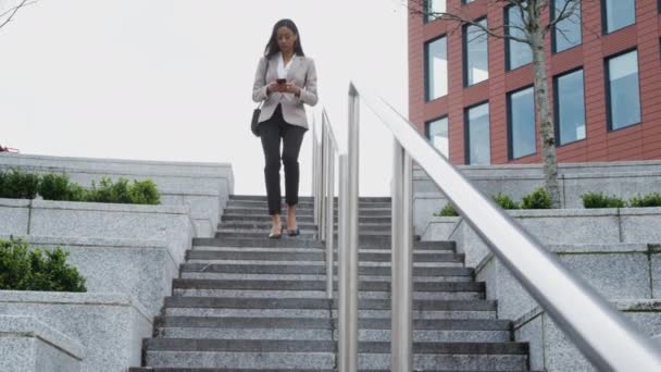 Empresaria Caminando Por Los Escalones Fuera Oficina Camino Trabajo Comprobando — Vídeos de Stock