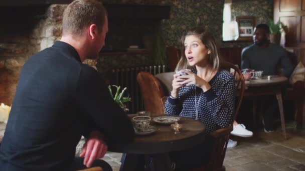 カップルはテーブルに座って伝統的な英語の休日のホテルでお茶を飲む スローモーションで撮影 — ストック動画