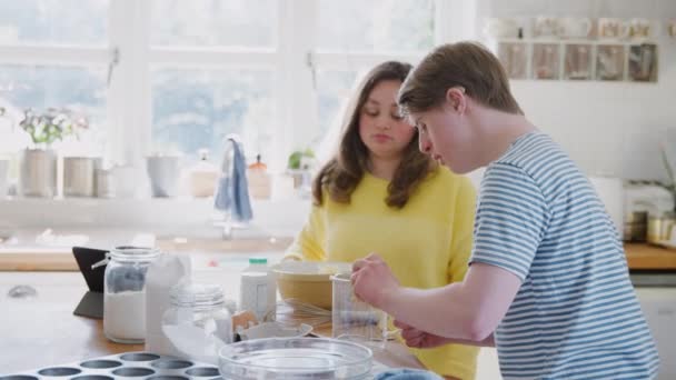 Σύνδρομο Young Downs Ζευγάρι Στην Κουζίνα Στο Σπίτι Σπάζοντας Αυγά — Αρχείο Βίντεο