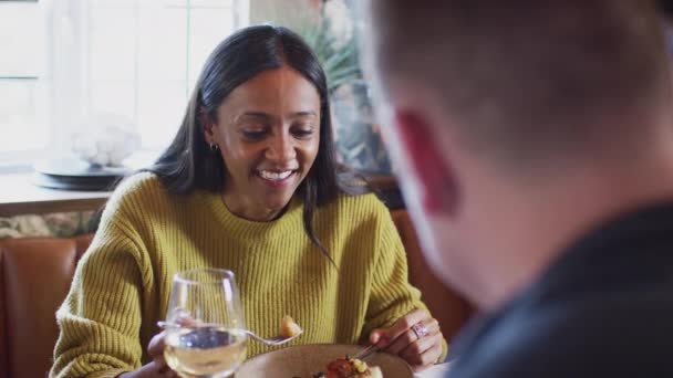 Yoğun Restoranda Yiyip Içen Çift Ağır Çekimde Çekim Yapıyor — Stok video