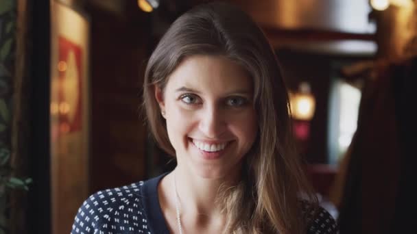 笑顔の女性受付作業の肖像でホテルのチェックイン スローモーションで撮影 — ストック動画