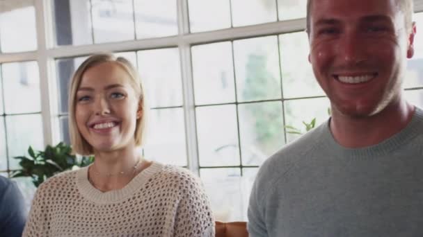 Portret Van Vrienden Ontmoeten Voor Lunch Drankjes Traditionele Engelse Pub — Stockvideo