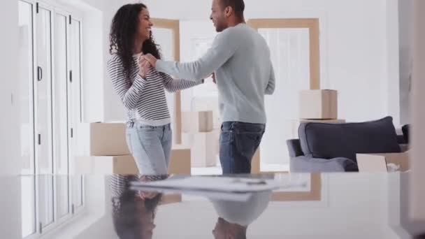 Любляча Пара Танцює Разом Коли Вони Святкують Переїзд Новий Будинок — стокове відео