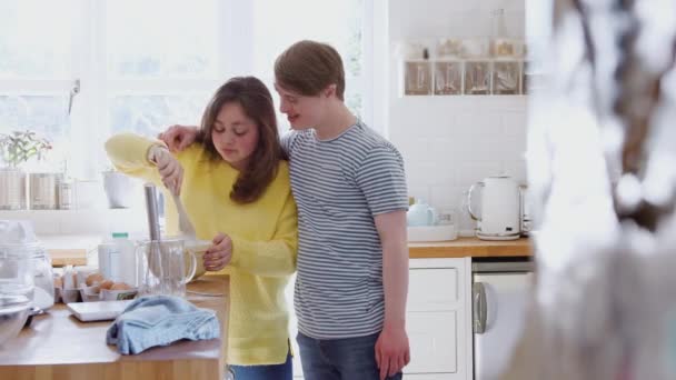 Coppia Giovani Sindrome Cucina Casa Mescolando Ingredienti Ciotola Ricetta Della — Video Stock