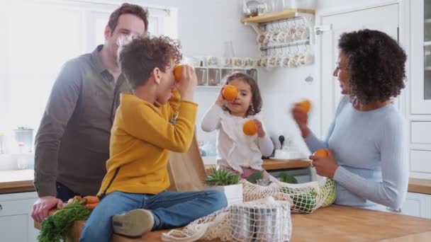 Rodzina Wracająca Domu Wycieczki Zakupy Niosąca Zakupy Plastikowych Torbach Kuchni — Wideo stockowe