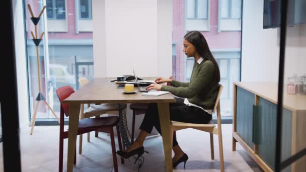 Bizneswoman Siedząca Przy Biurku Sali Konferencyjnej Pracująca Laptopie Korzystająca Telefonu — Wideo stockowe