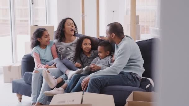 Família Sentada Sofá Fazendo Uma Pausa Cercada Por Caixas Movimento — Vídeo de Stock