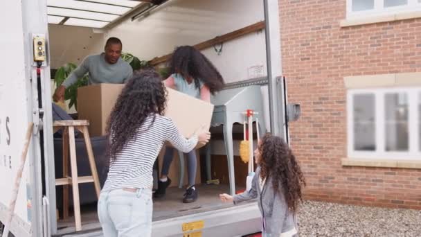 Familie Steht Umzugstag Hinteren Teil Eines Umzugswagens Und Entlädt Kisten — Stockvideo