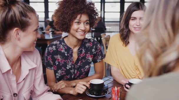 Grupo Amigas Jóvenes Que Reúnen Sientan Alrededor Mesa Hablando Cafetería — Vídeos de Stock