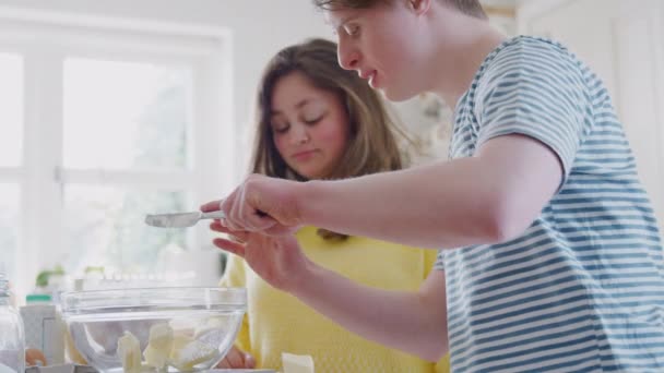 Młoda Para Downs Syndrom Kuchni Domu Pomiar Masła Ciasto Przepis — Wideo stockowe
