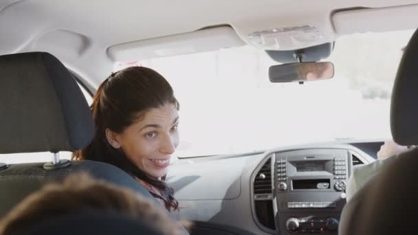 Aile Araba Yolculuğunda Anne Çocuklarla Konuşmak Için Arka Koltuğa Dönüyor — Stok video