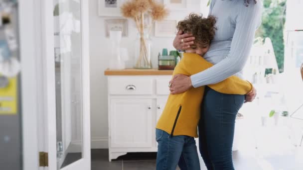 Närbild Kärleksfull Ung Pojke Ger Mamma Kram Runt Midjan Skjuten — Stockvideo