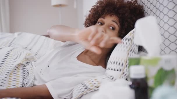 Vrouw Ziek Bed Met Koude Reikt Naar Papier Weefsel Nachtkastje — Stockvideo