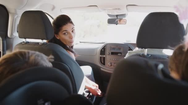 Familie Auto Auf Autoreise Mit Mutter Die Sich Abwendet Mit — Stockvideo