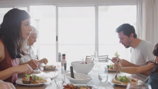 Famiglia Multi Generazione Seduta Intorno Tavolo Casa Gustare Pasto Insieme — Video Stock