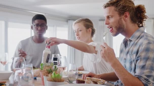 Bir Grup Arkadaş Evde Oturmuş Ağır Çekimde Yemeğin Tadını Çıkarıyorlar — Stok video