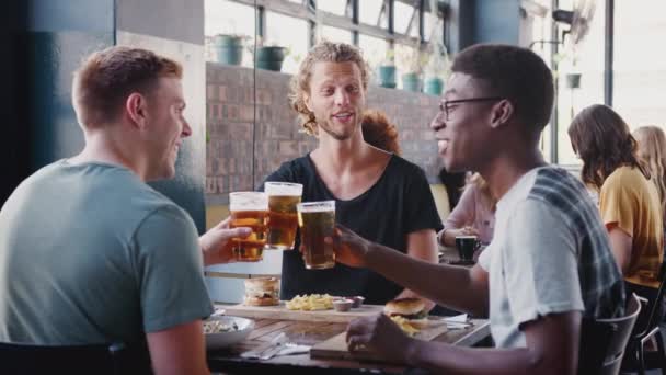Tre Amici Maschi Che Fanno Brindisi Con Birra Mentre Incontrano — Video Stock