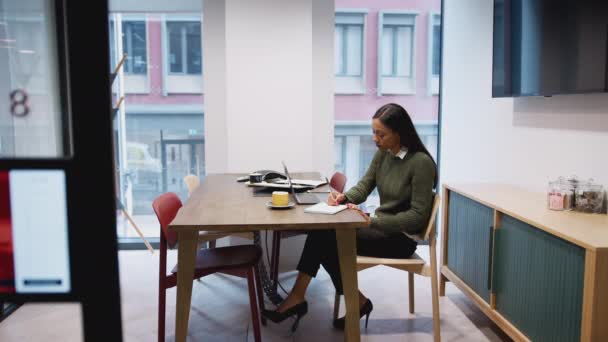 女商人坐在会议室的办公桌前 用手提电脑工作 动作缓慢 — 图库视频影像