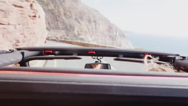 司机和乘客乘坐敞篷轿车 暑假在乡间公路上翻过屋顶 动作缓慢 — 图库视频影像