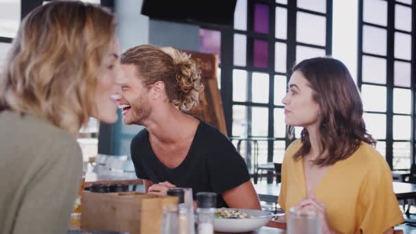 Grupo Amigos Comiendo Hablando Restaurante Concurrido Filmado Cámara Lenta — Vídeos de Stock